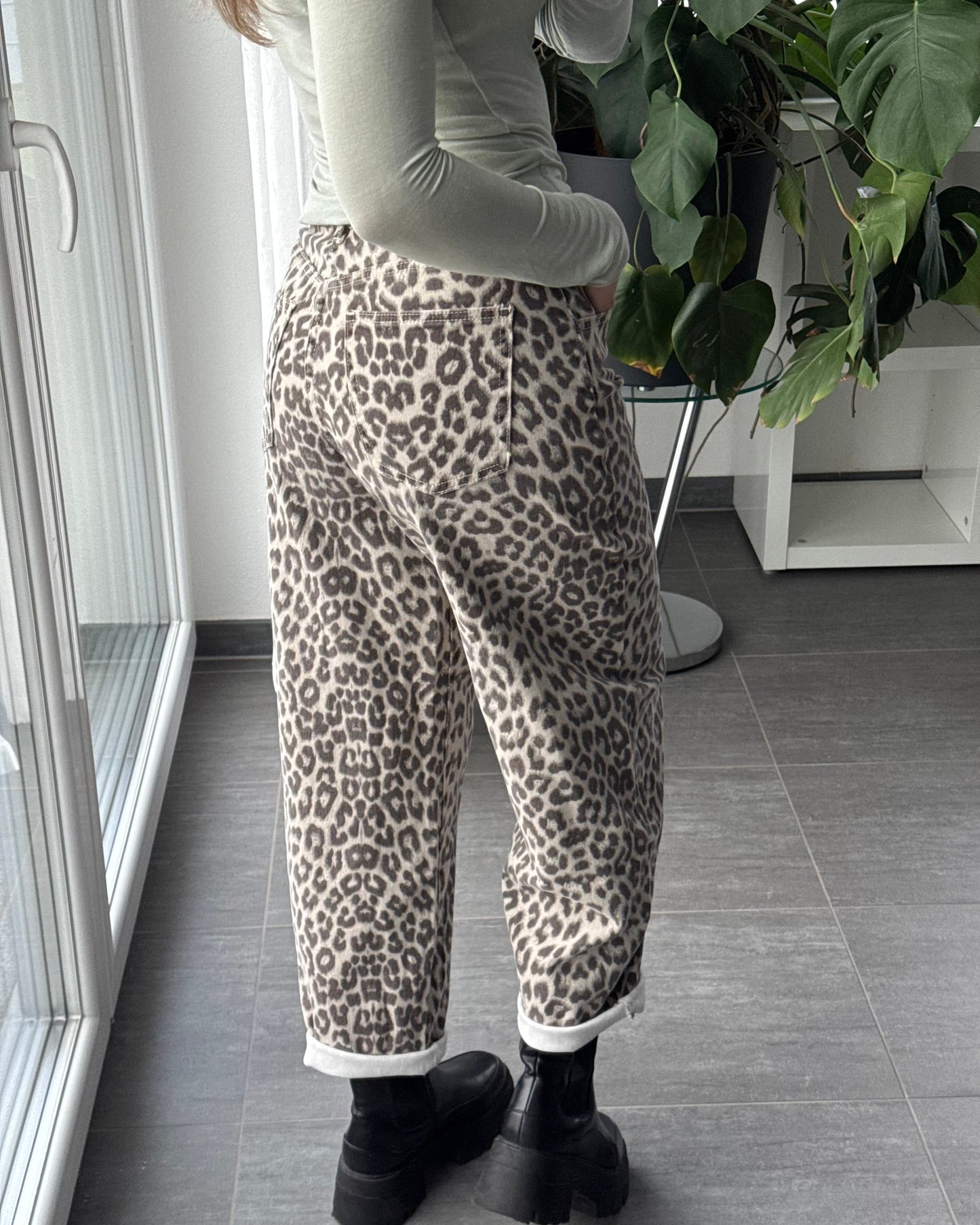 Monika – jeansy o balonowym kroju z delikatnym printem