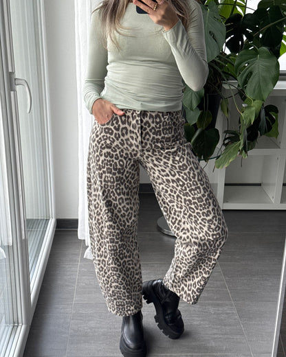 Monika – jeansy o balonowym kroju z delikatnym printem