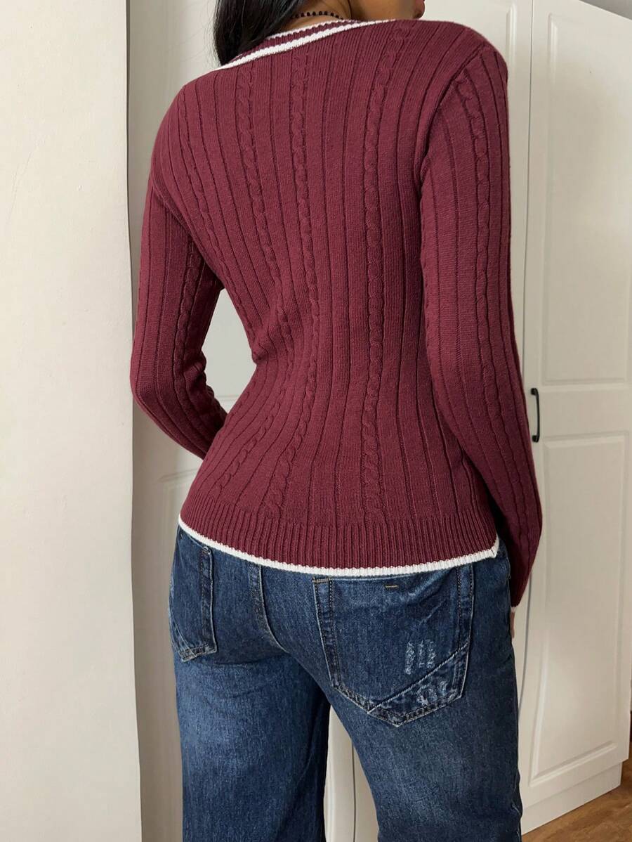 Maja – Elegancki Sweter z Wzorem Kabelkowym i Kontrastowymi Wykończeniami