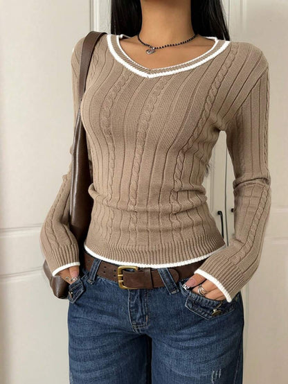 Maja – Elegancki Sweter z Wzorem Kabelkowym i Kontrastowymi Wykończeniami