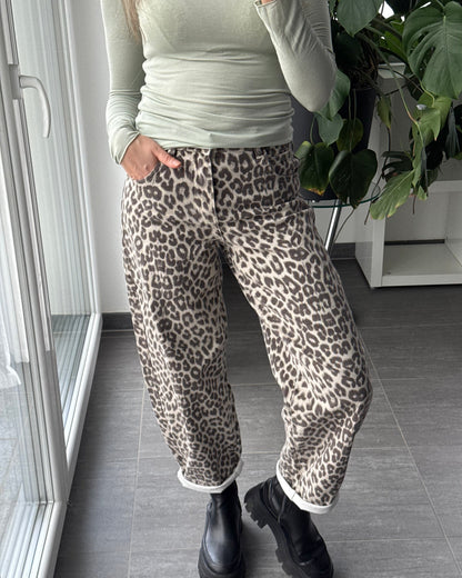 Monika – jeansy o balonowym kroju z delikatnym printem