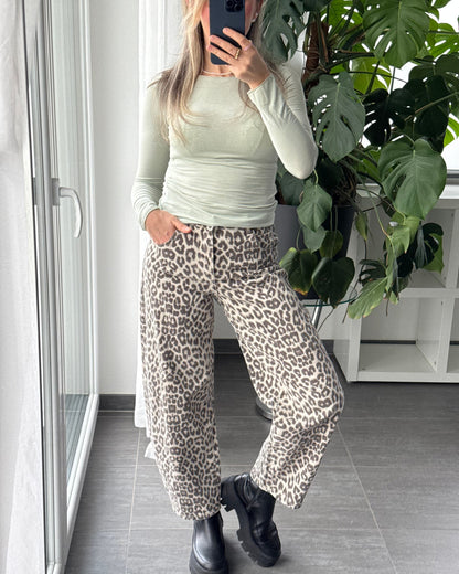Monika – jeansy o balonowym kroju z delikatnym printem