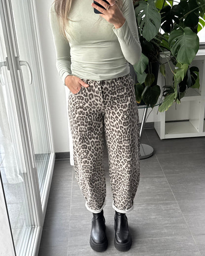 Monika – jeansy o balonowym kroju z delikatnym printem