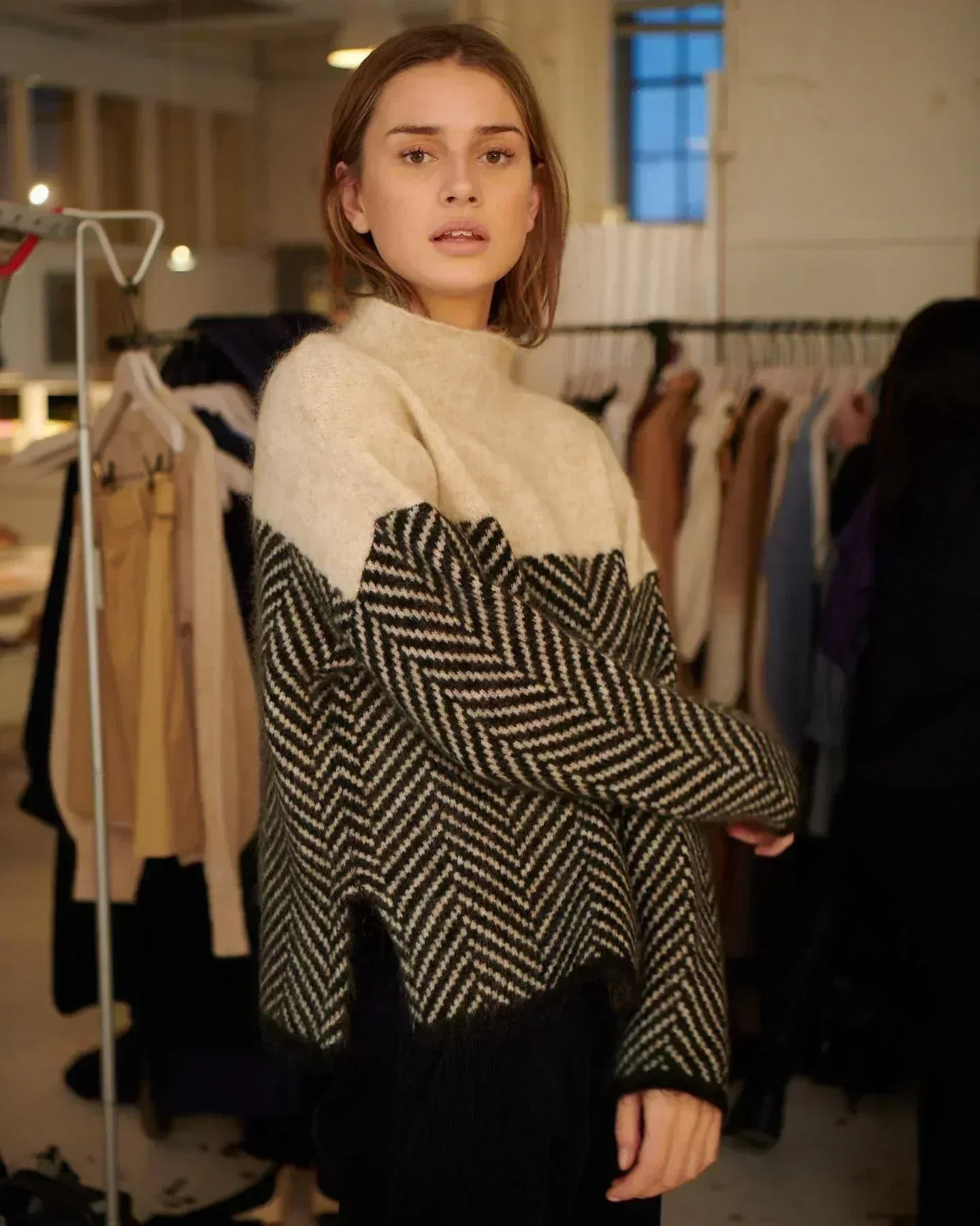 Kamila – elegancki sweter z golfem o wzorze jodełki