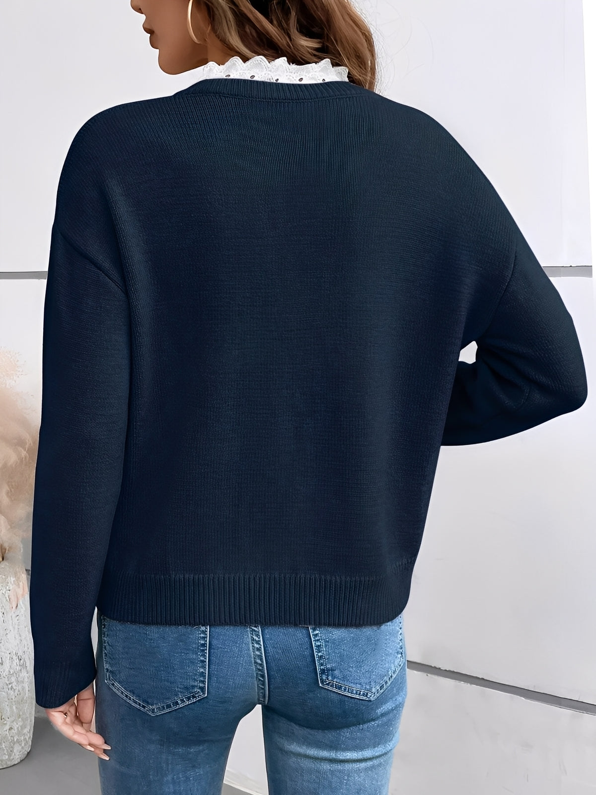 Céline – sweter z koronkowym kołnierzykiem i dekoltem V
