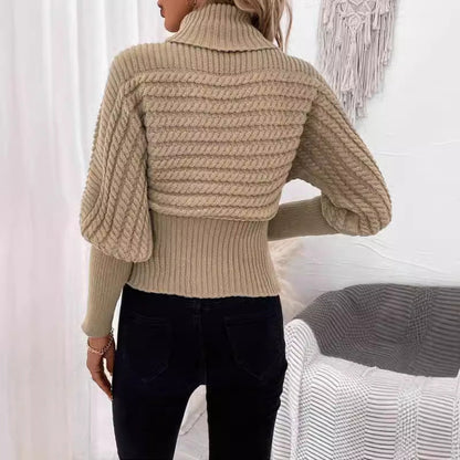 Magdalena – sweter z wysokim kołnierzem o splocie warkoczowym
