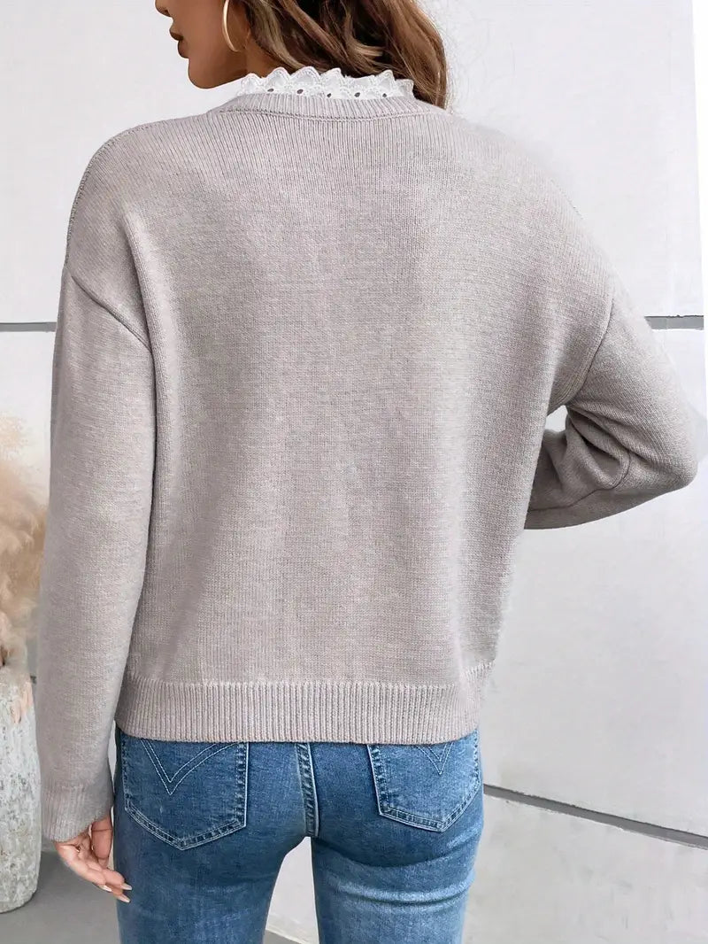 Céline – sweter z koronkowym kołnierzykiem i dekoltem V