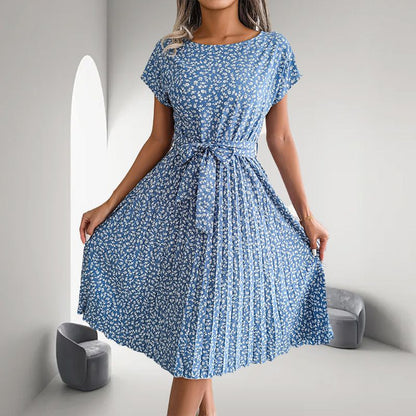 Zuzanna – plisowana sukienka w kwiaty z krótkim rękawem